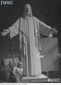 Lewandowski przed gipowym modelem Chrystusa